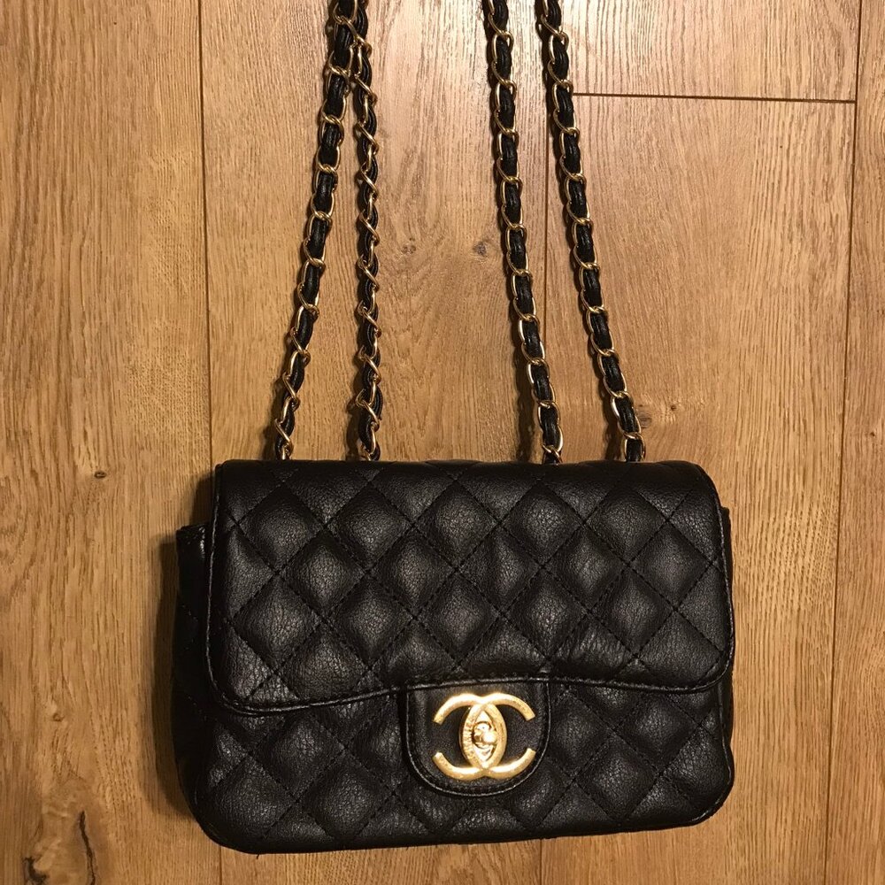 Black Leather Quilted Flap Shoulder Bag With Gold Chain